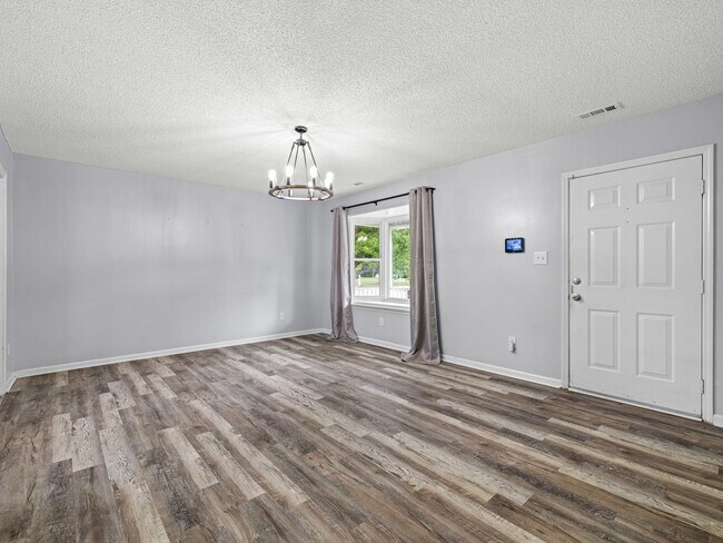 Building Photo - Charming 3 Bedroom Home!