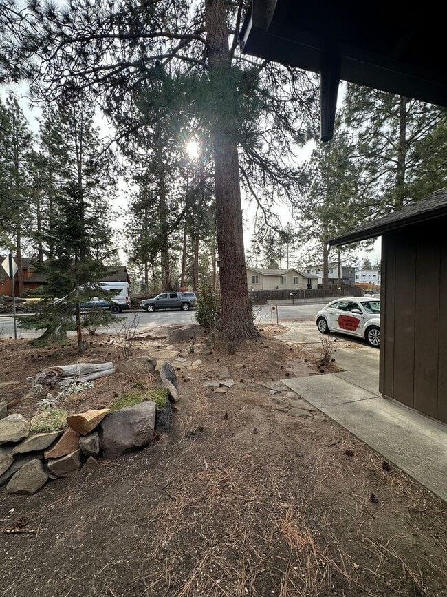 Building Photo - Updated SW Bend Home with Large Backyard!