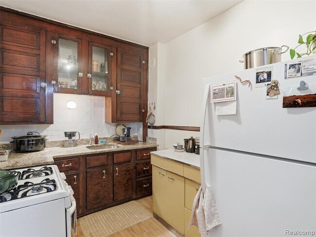 Building Photo - 2000 Dalzelle St