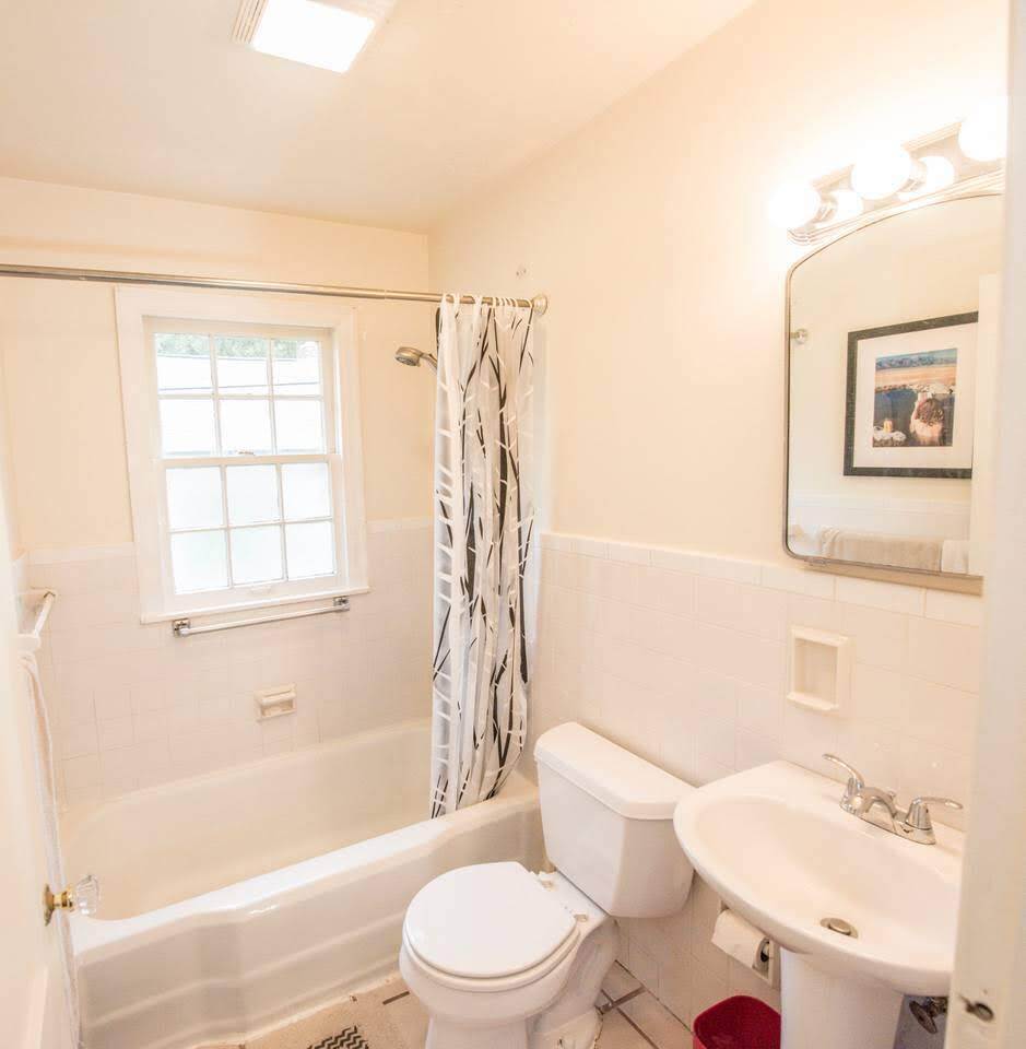 Building Photo - 5163 Caroline Ave