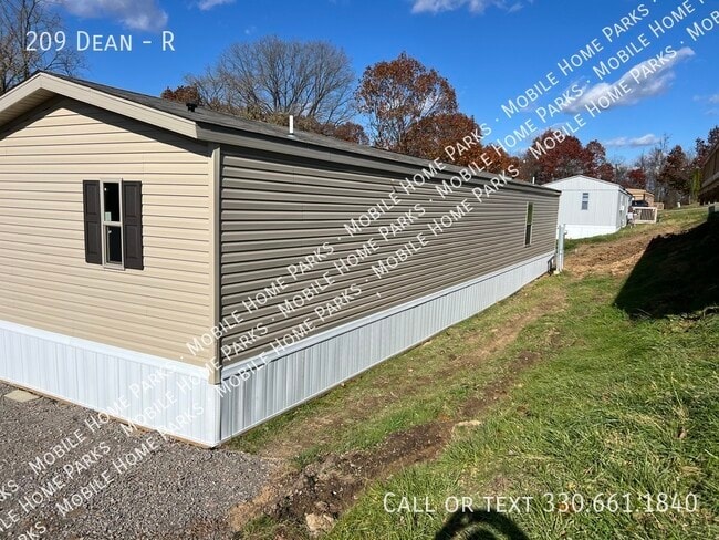 Building Photo - 209 Dean-R