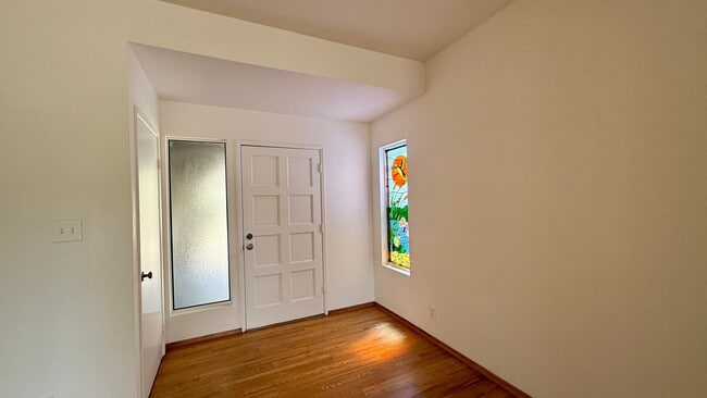 Building Photo - Spacious Twin Home For Rent at Montezuma Townhouses in College Area-Move in now