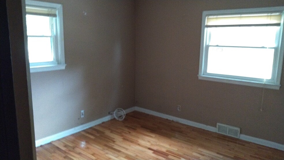 front bedroom - 1537 Linden St