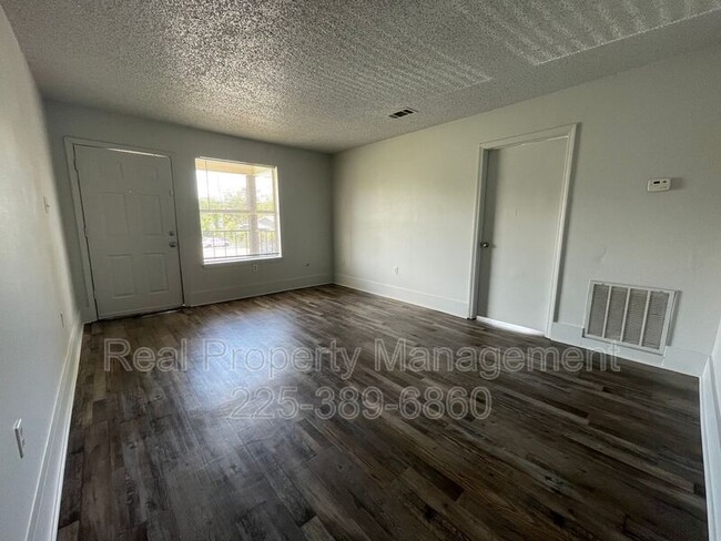 Building Photo - 1005 Shilo St