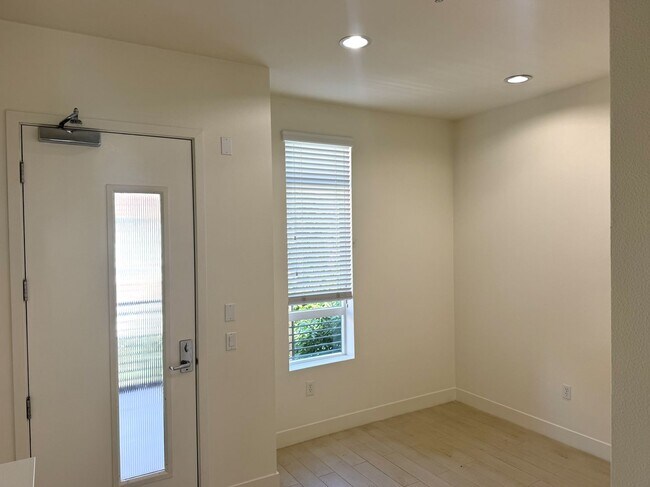Building Photo - Beautiful 2+2, Bonus Room & balcony in PLAYA VISTA, every amenity, top floor