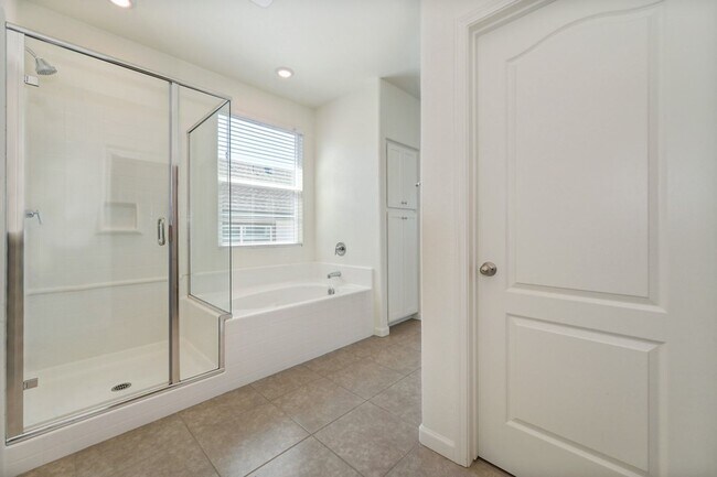 Building Photo - Fully Furnished Mid-term Rental