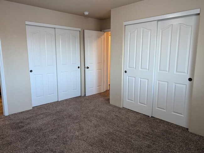 Building Photo - Clean and Updated 2 Bed, 2 Bath Upstairs Apartment in East Medford