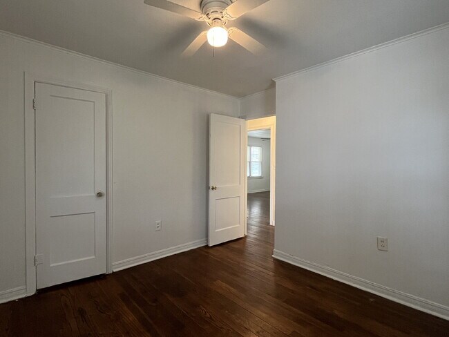 Building Photo - 3 Bedroom close to Campus!!