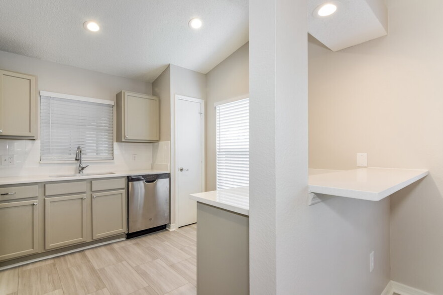Building Photo - 26808 Haverhill Dr