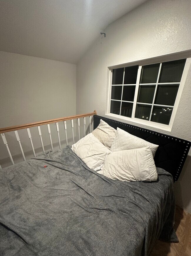 Building Photo - 419 E Easton St