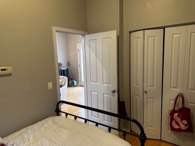 Building Photo - Sunny Top Floor 2 Bed, 1 Bath Wicker Park ...