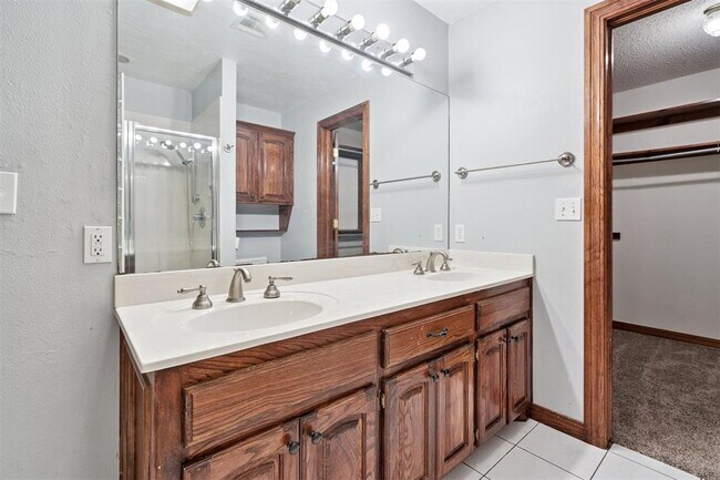 Building Photo - 805 Arlington Dr