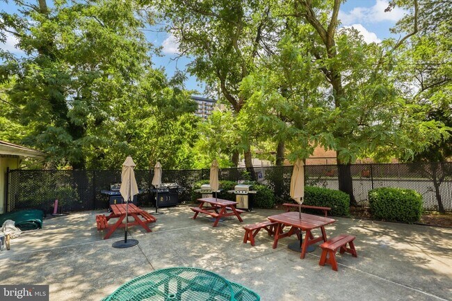 Building Photo - 301 N Beauregard St