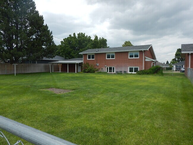 Building Photo - 2214 Anna Ave