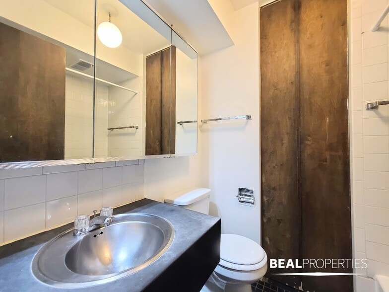 Building Photo - 604 W Surf St