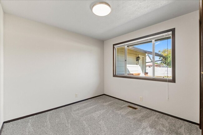 Building Photo - 2 Bedroom 1 Bathroom Duplex on the Boise B...