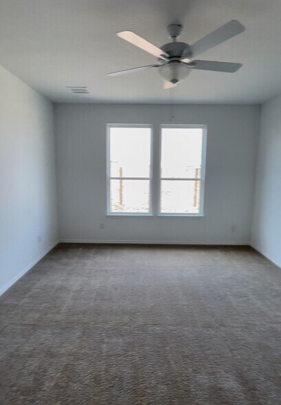 Building Photo - 1004 Marigold St