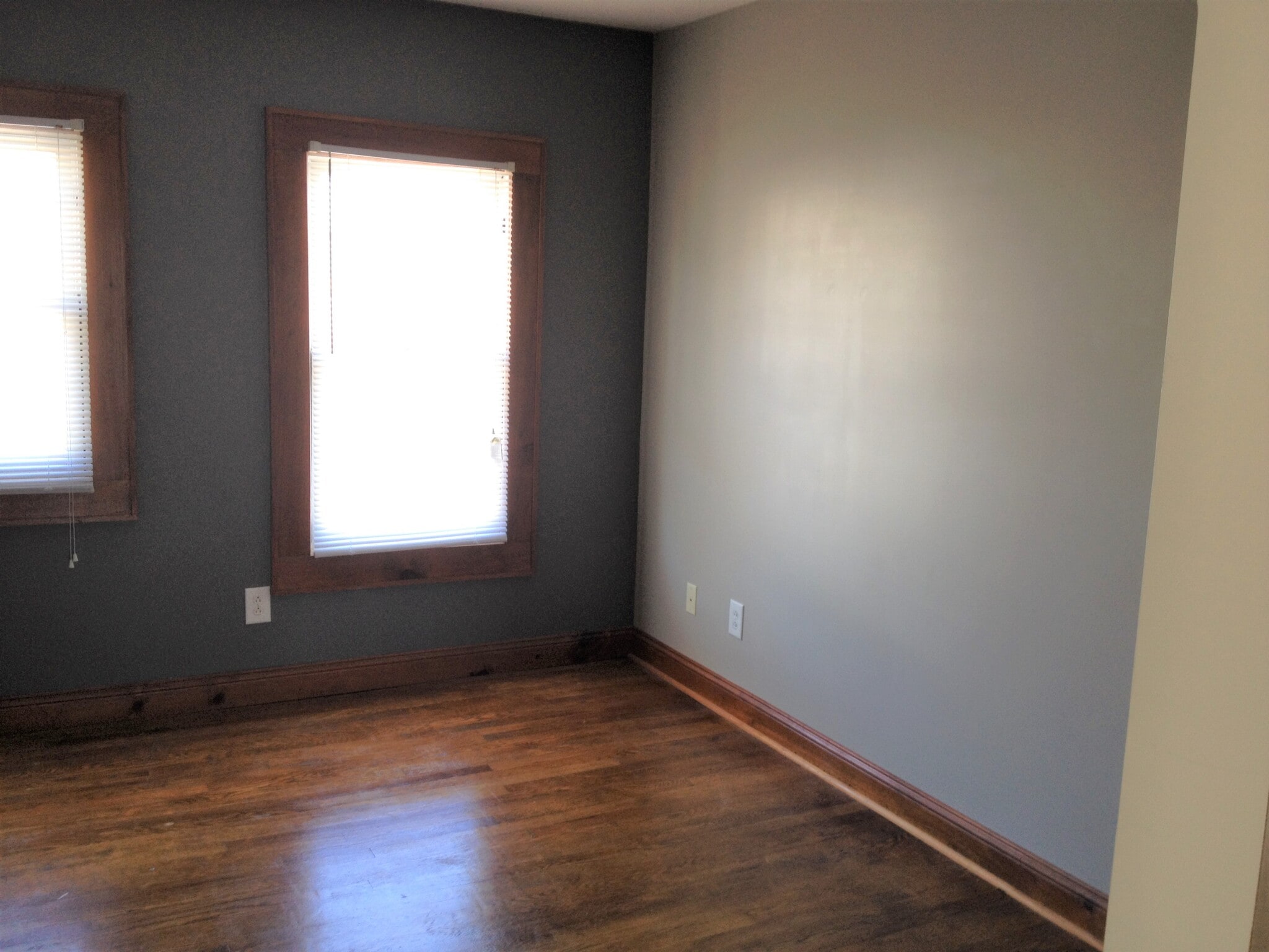 LR - vacant - 923 Hillcrest E Dr