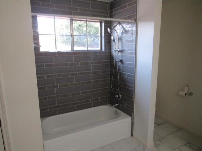 Building Photo - 18822 Timber Way Dr
