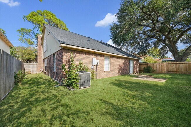 Building Photo - 5715 S Magazine Cir
