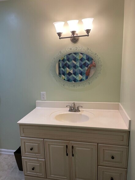 Upstairs bathroom - 39 Lakeshore Ln
