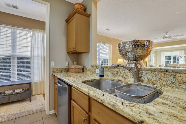 Building Photo - Charming 2-Bedroom, Plus Den Home with 2 F...