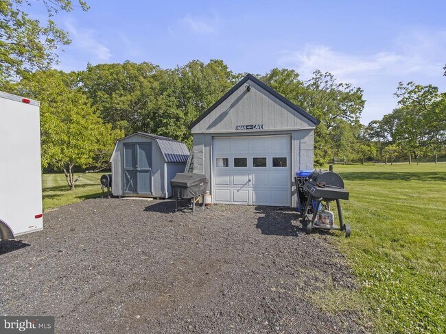 Building Photo - 9505 Lomax Rd