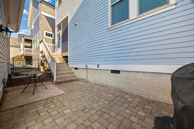 Building Photo - Fully Furnished 3BR Retreat in Riverwalk | Office + Screened Patio