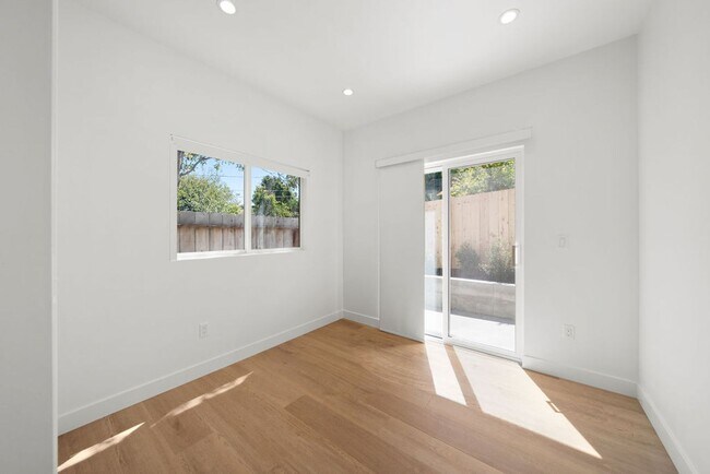 Building Photo - Ramona 319-321