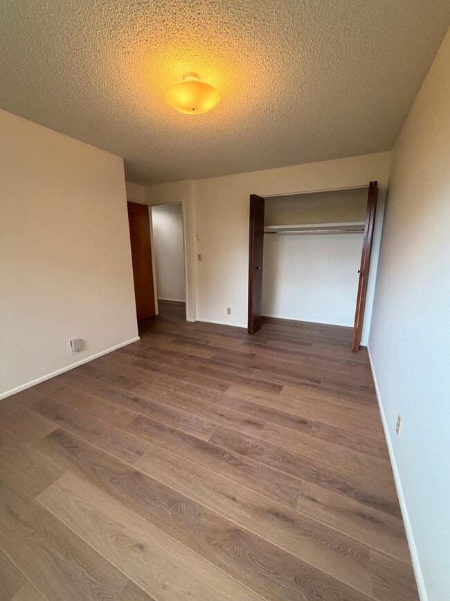 Building Photo - 2-Bedroom 1 1/2- bathroom Townhouse style duplex.