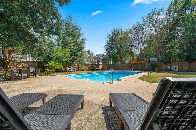 Building Photo - 2 Mead Dr