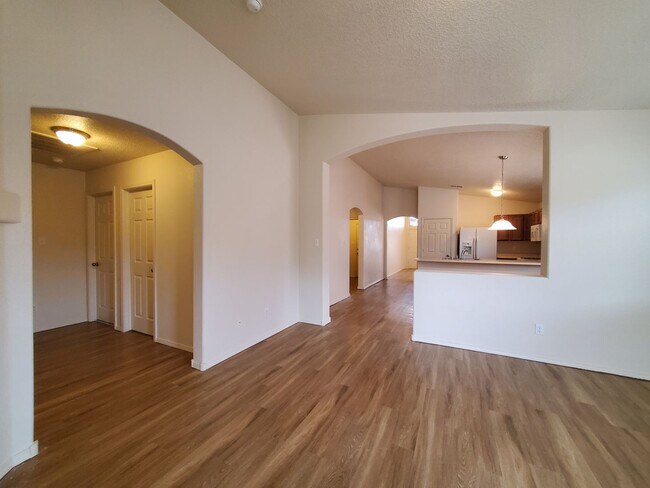 Building Photo - 3 bed 2 bath 1800 sq ft in Huning Ranch!
