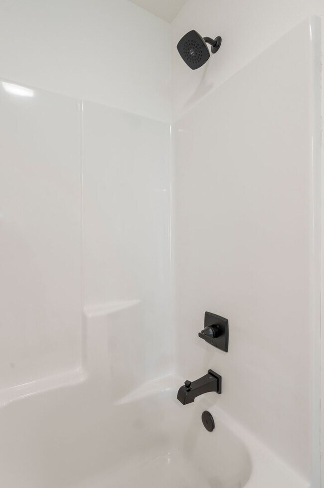 Building Photo - Gorgeous 3 bedroom 2 bathroom home
