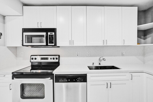 Building Photo - 3701 N Country Club Dr