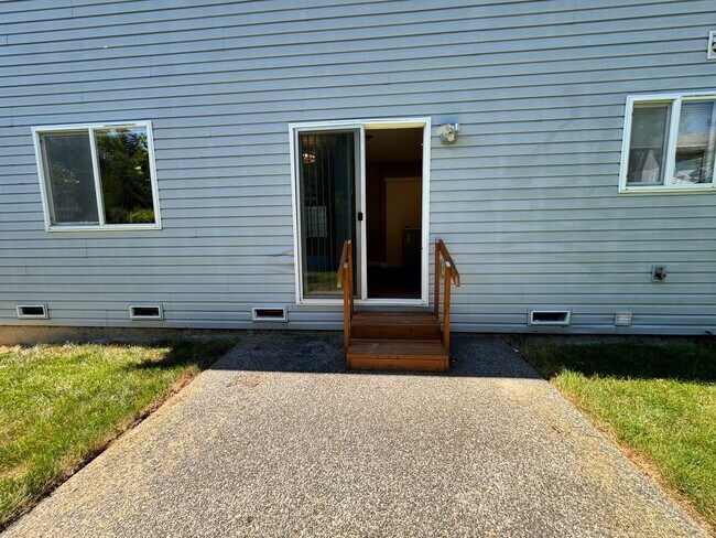 Building Photo - Fully updated 3 bed/2.5 bath home