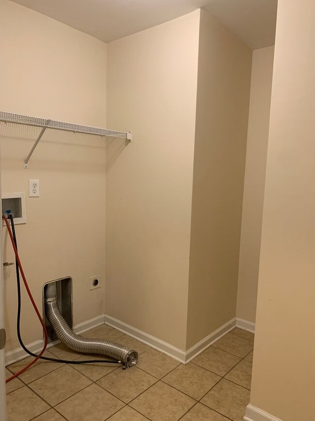 Building Photo - $500 OFF 1ST MONTHS RENT! Lawncare include...