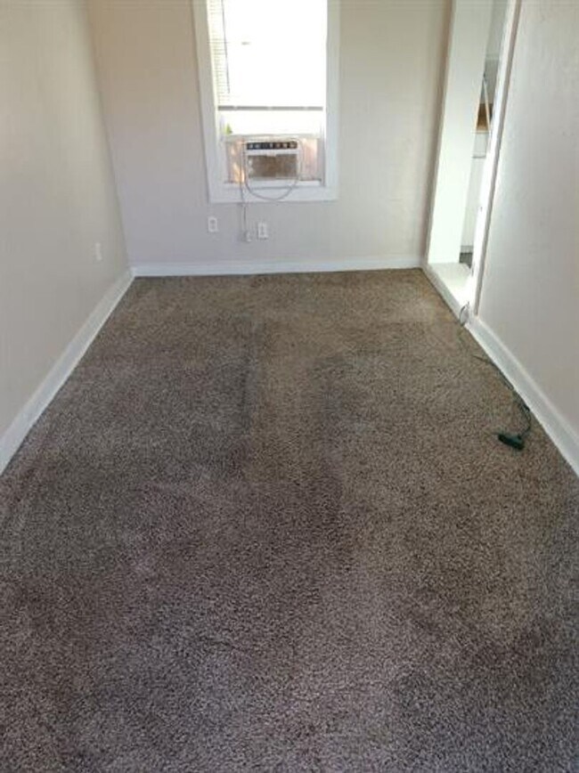 Building Photo - 2 Bed House with Large Yard