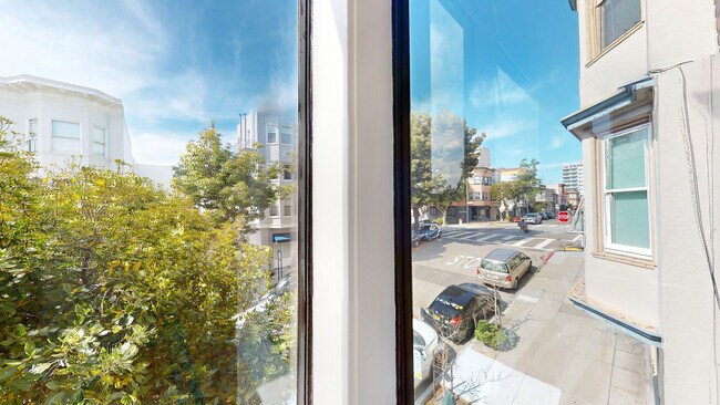 Building Photo - 1630 Jones St