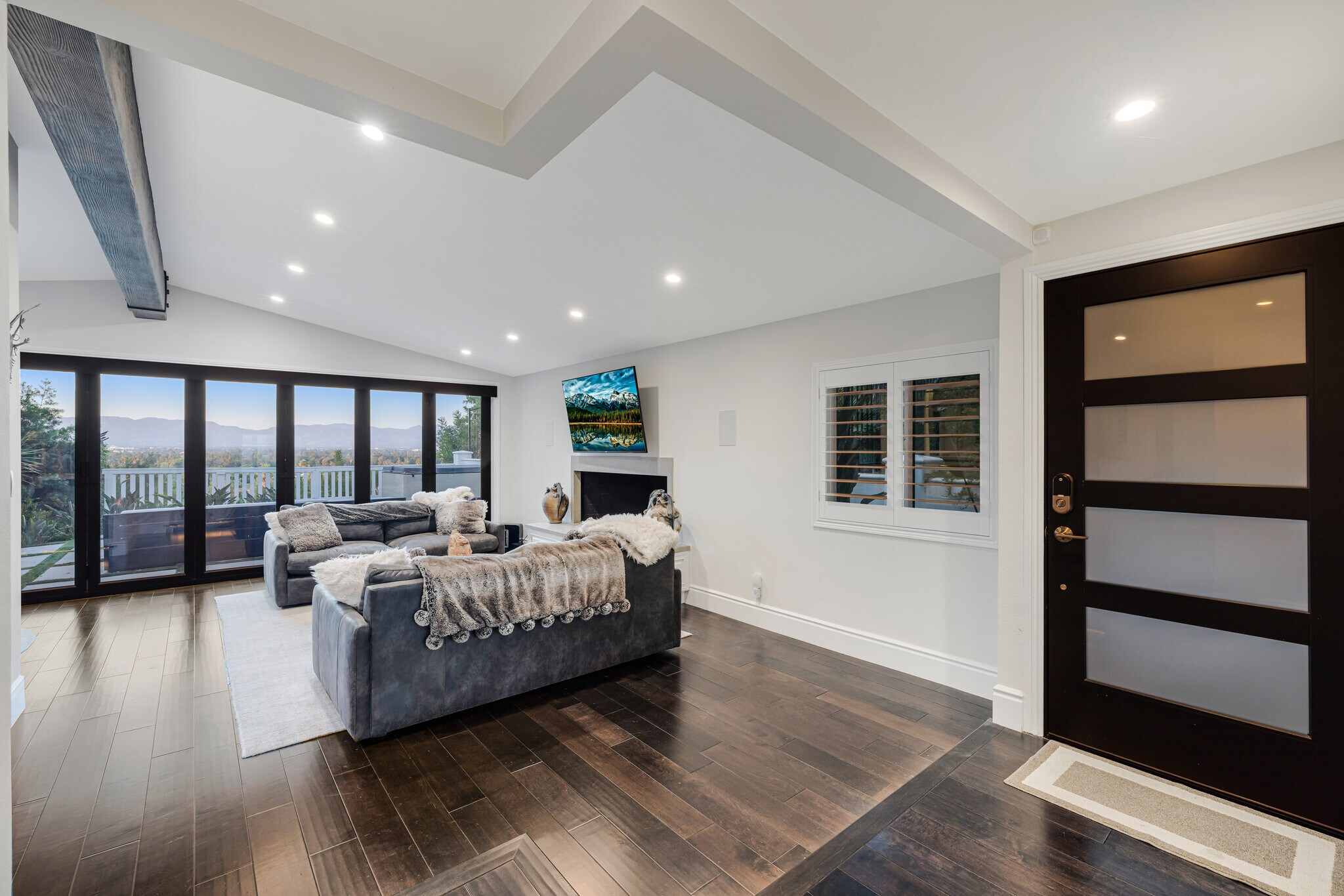 Building Photo - 16725 Oak View Dr