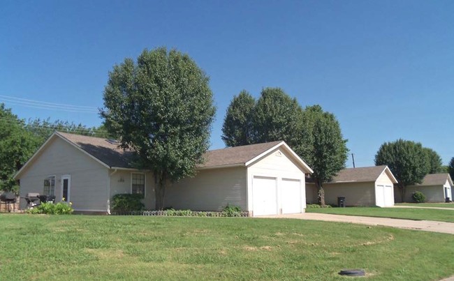 Building Photo - Parkwood Duplexes