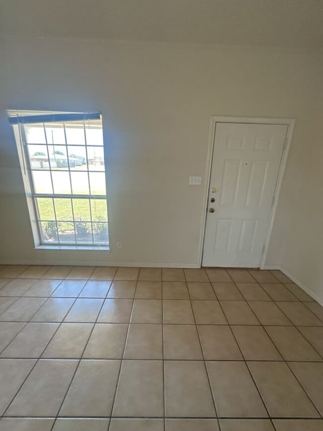 Building Photo - 2107 Charleston Ct
