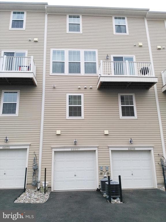 Building Photo - 44037 Etna Terrace