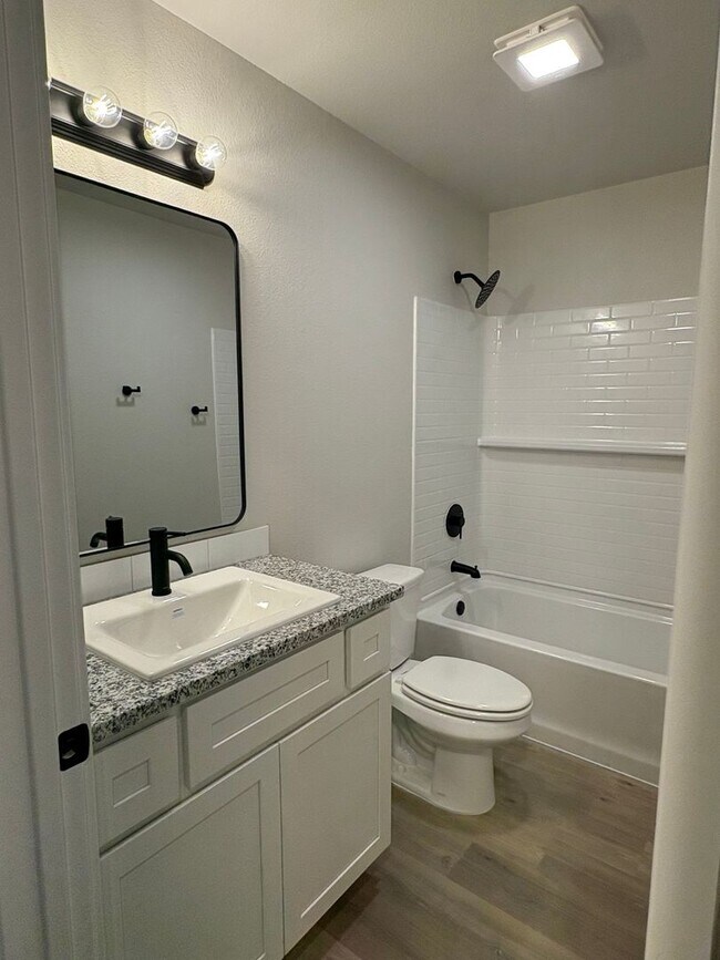 Building Photo - Comfort and Style Blend in Willowbend!