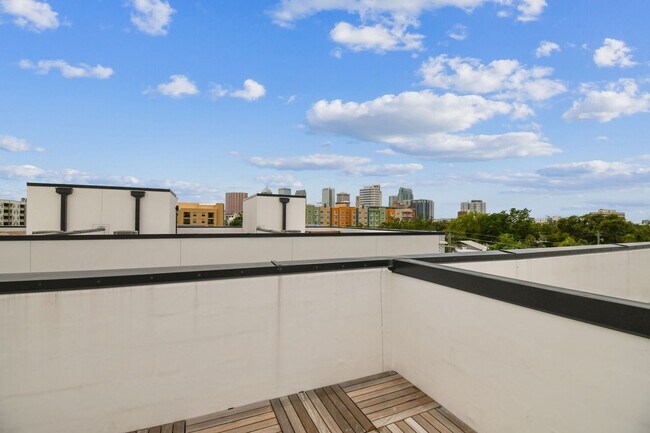 Building Photo - Canvas GWX