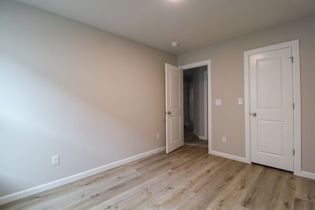 Building Photo - 216 N Cleveland Ave