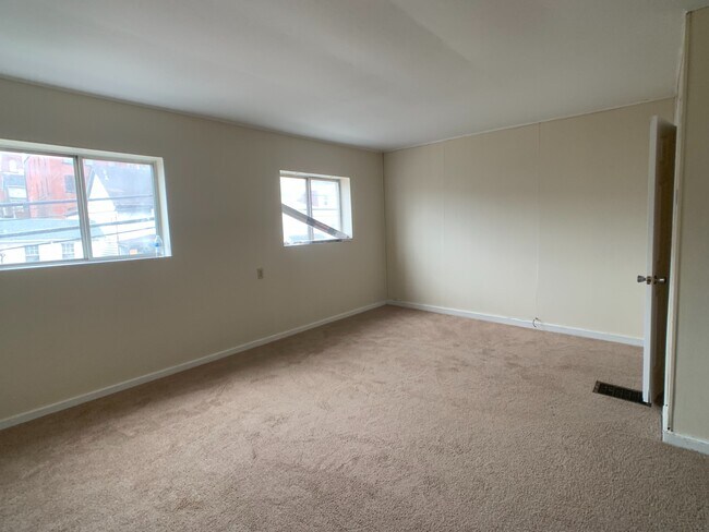 Building Photo - Great 2 bed 2 bath with bonus attic space house located steps from shopping.