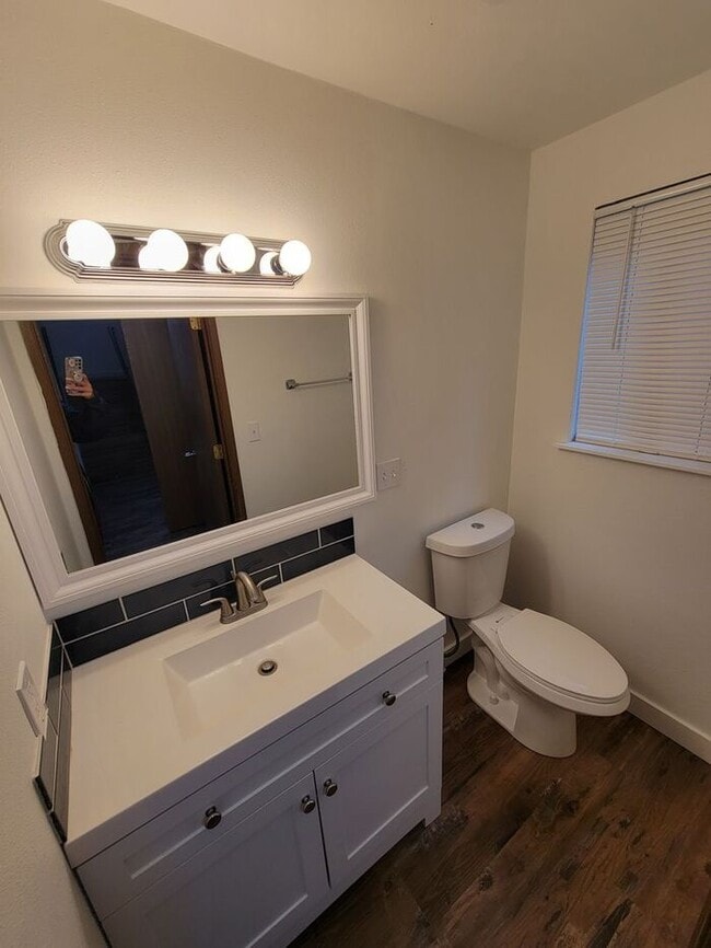 Building Photo - West Olympia 2bdr 1.5bath Townhome w/ garage & parking