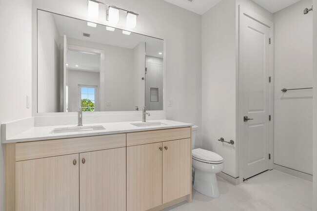 Building Photo - 150 Water Pointe Pl