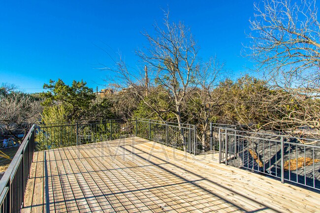 Building Photo - 2003 Newning Ave