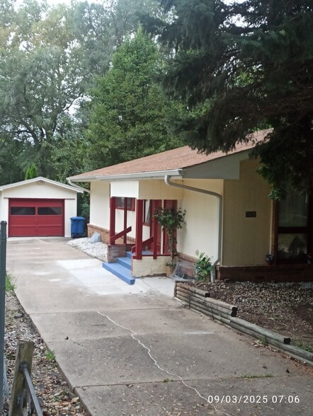 Entrance, garage - 2826 67th St